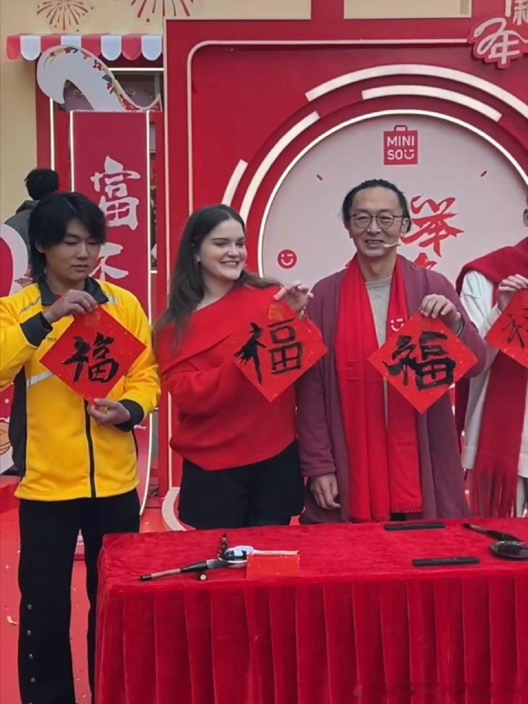 外卖小哥闯进了书法赛道   外卖小哥写福高手在民间  外卖小哥的书法真是卧虎藏龙