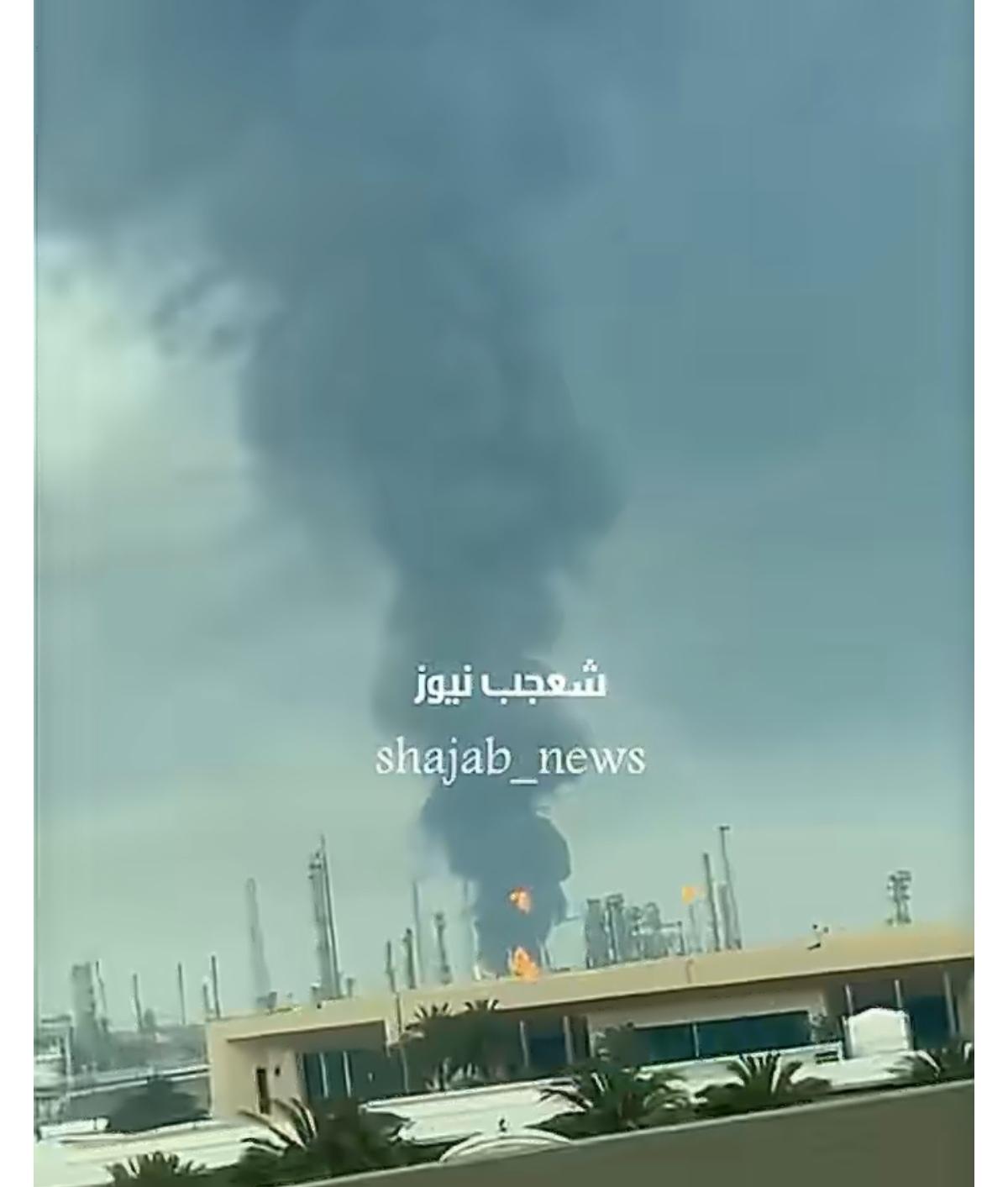 今天早晨，科威特的米纳·阿尔-艾哈迈德炼油厂遭到了无人机袭击。
现场可见大火燃烧