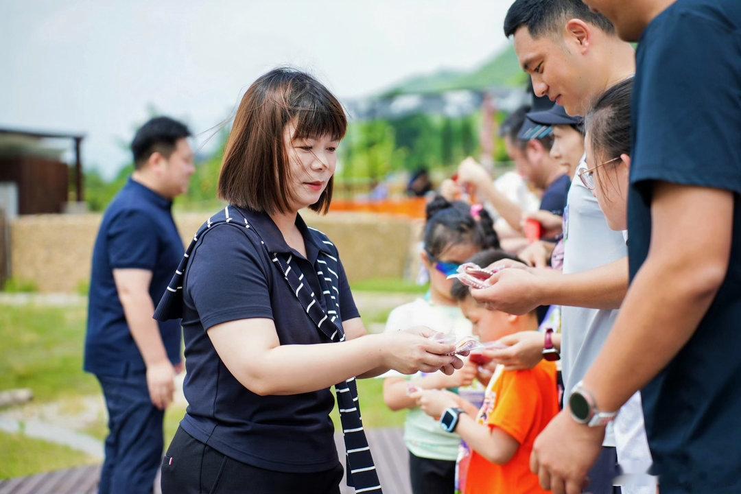 带热身时指着旁边的梨树说：“跑完就能吃绿梨，多跑一步多吃一颗。” 周末来余杭鸬鸟