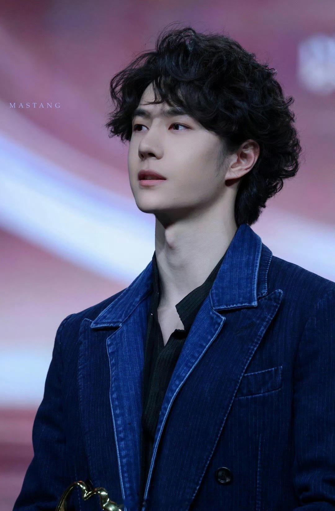 哈哈哈哈透视？💚💚💚差点看到了王一博胸肌