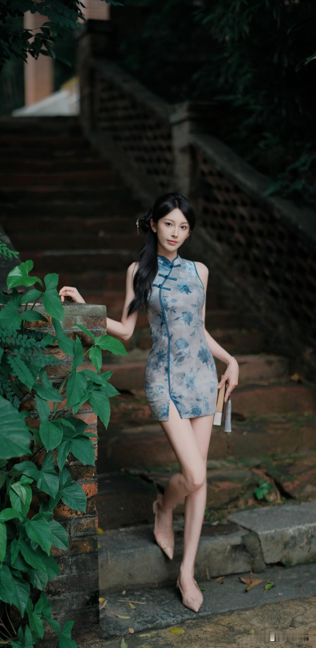 江南风揉碎在旗袍褶皱里
藏着未说出口的温柔
一步一阶皆是中式独有的温婉
眉目流转