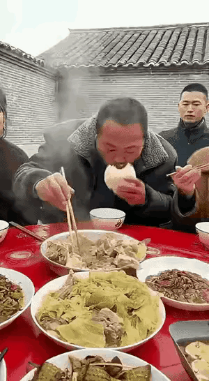 他但凡再夹一口菜 肯定挨揍！[看]