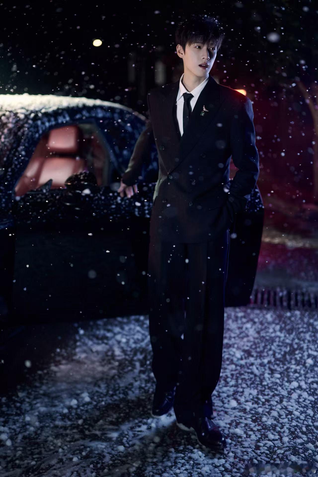 李昀锐雪景大片李昀锐雪景撑伞大片李昀锐雪景撑伞大片，好帅，