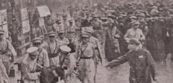 1947年，地下党陈斌被敌人带到了刑场。突然，他在人群中看到一个熟悉的身影，眼神