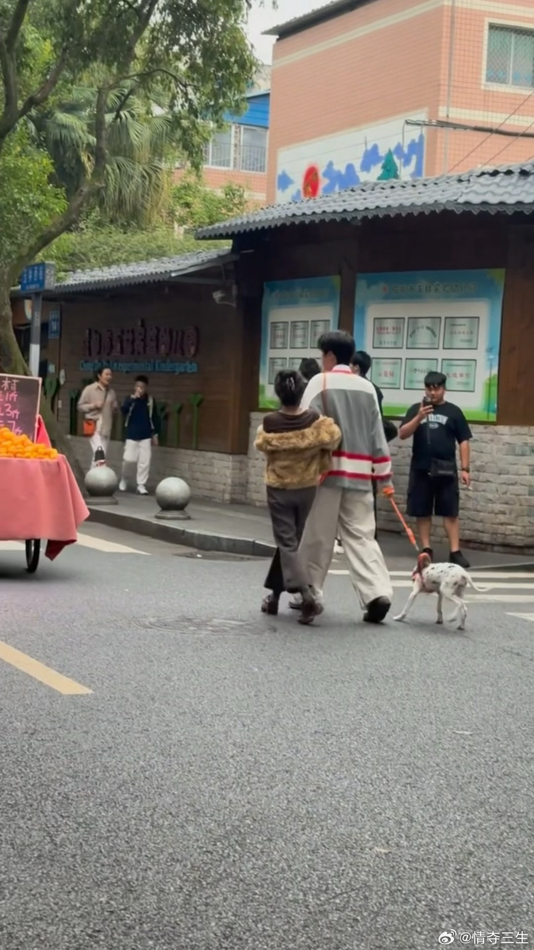 郑合惠子任宥纶挽手遛狗路透挽手遛狗也太甜了这画面我直接磕晕 ​​​