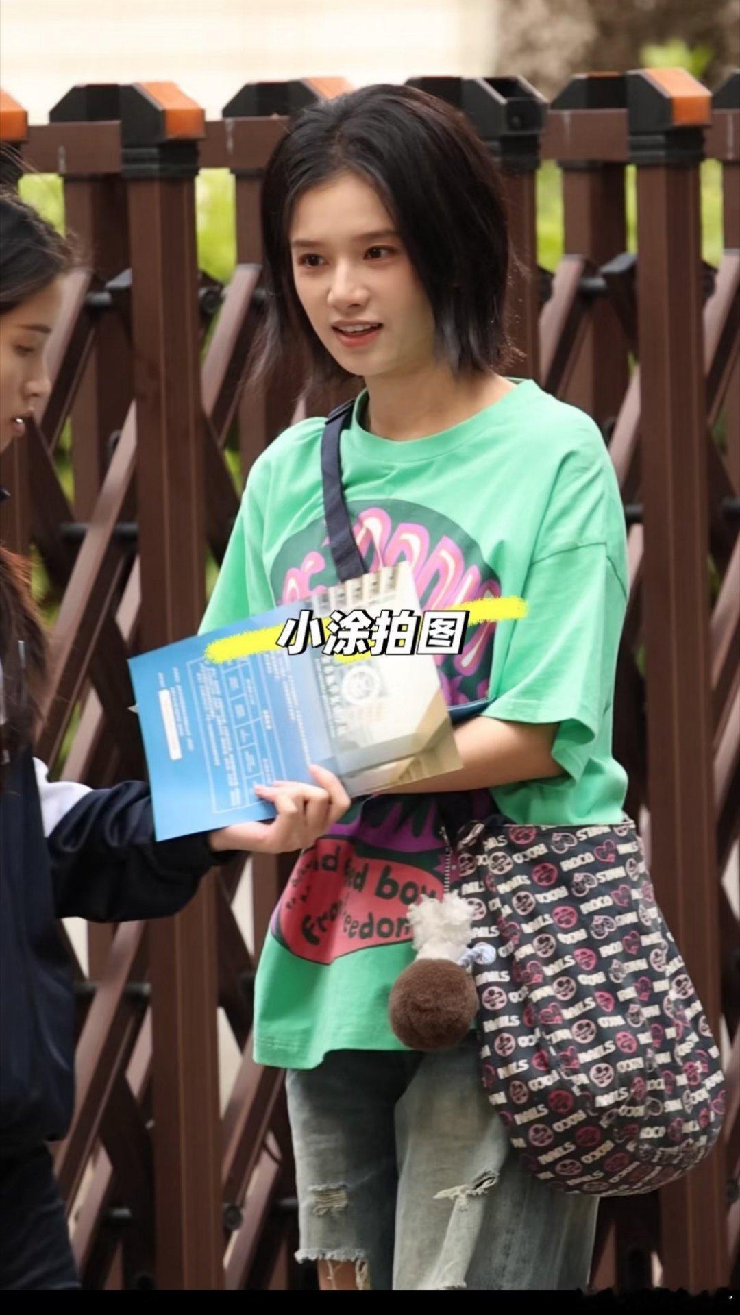 菜市场白月光，说到底还是偶像剧，男主人设是精英学霸总裁……给女主的造型做成土偶，