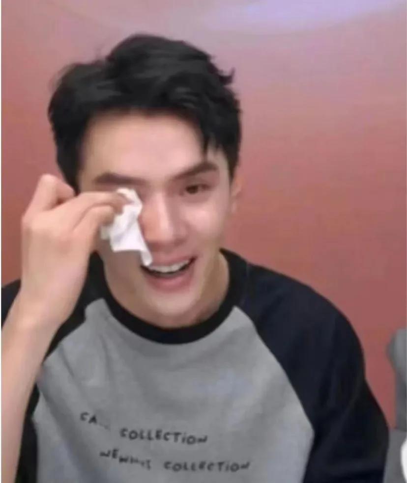 现在觉得一百多的卫衣是真的贵....
贫穷女大学生真的接受不了，一个月生活费就只