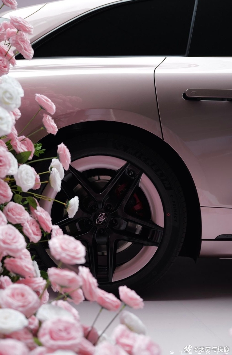 享界粉白新车色亮相北京时装周享界真的把时尚玩明白了！亮相北京时装周，全新月绒白与