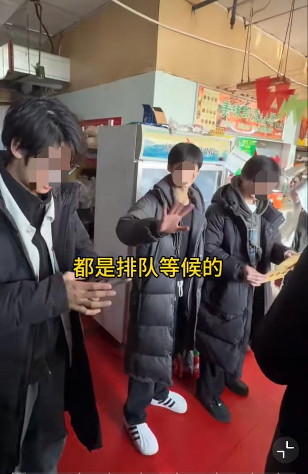 尽管网上对印度人的评价都是不怎么好，但是线下印度人在中国开的餐馆生意依旧火爆！