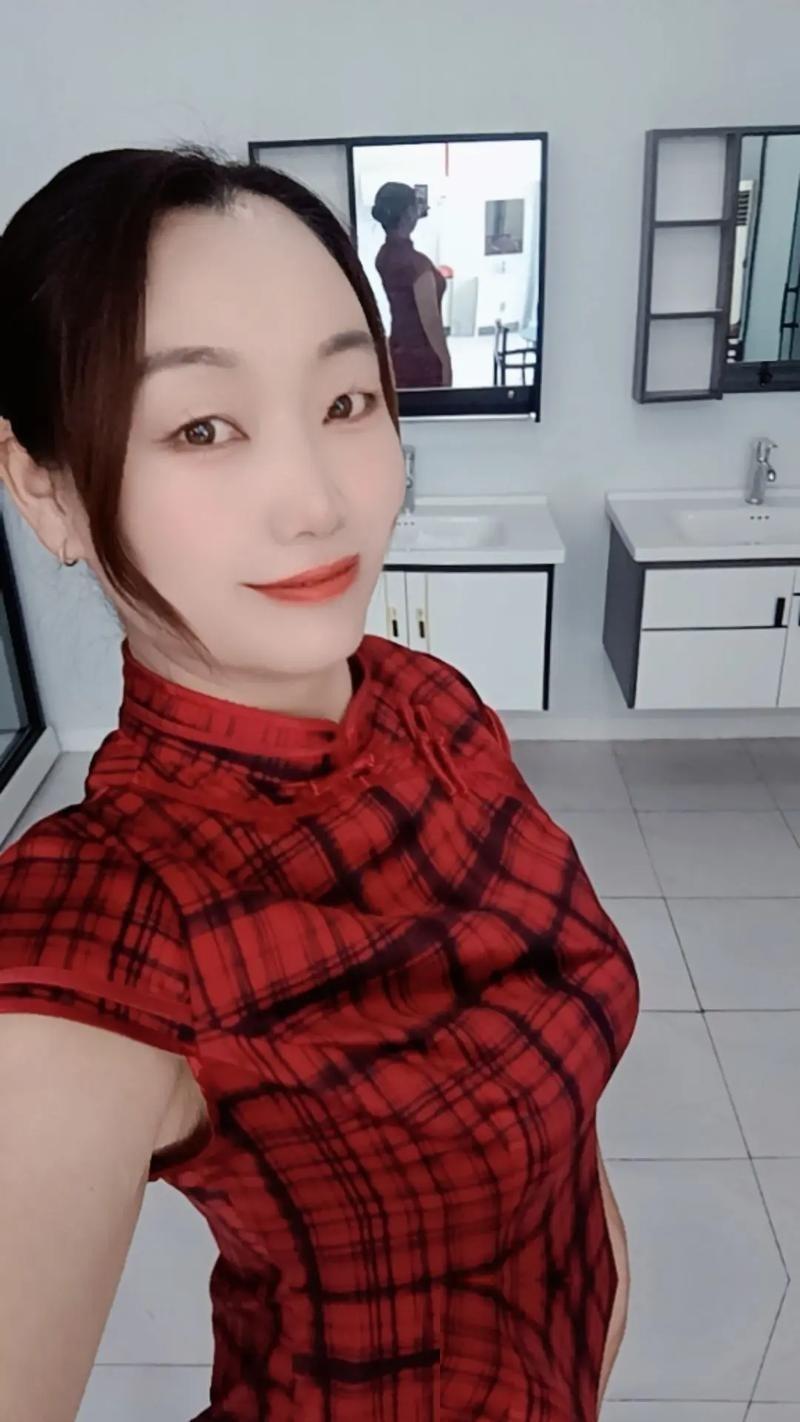 现在的年轻家长给孩子买衣服，多半主打一个网购包邮，几十块钱买一件，穿脏了变小了直