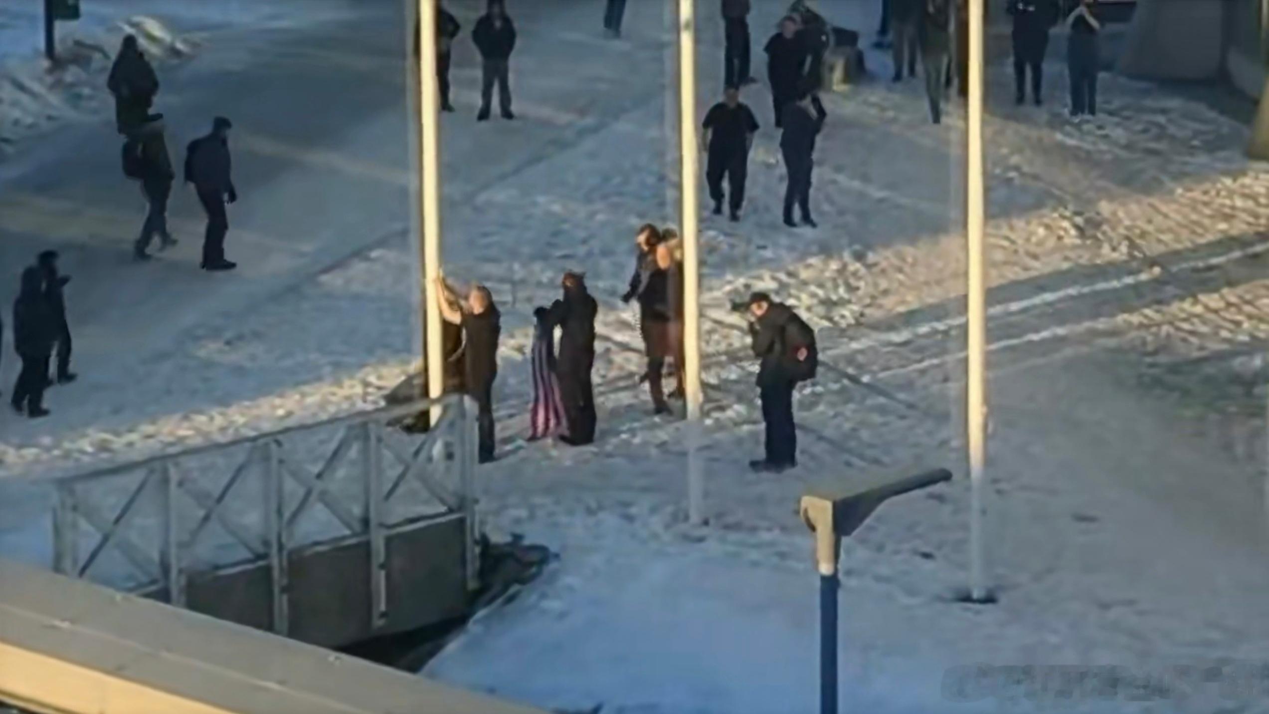 这个世界可真是越来越癫了，一位巨魔大叔跑到格陵兰努克文化中心在众目睽睽之下愣是要