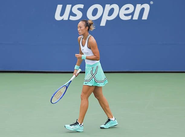 美网2026女单首轮比赛，郑钦文鏖战两个半小时，以4-6 6-3 6-1逆转淘汰