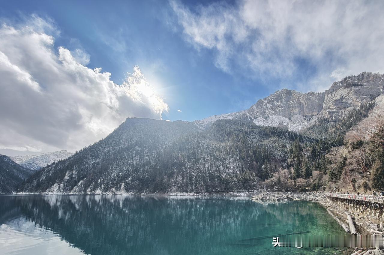 上周在浙西的山里绕了快两个小时盘山路，推开车门的瞬间整个人都醒了。
山风裹着溪水