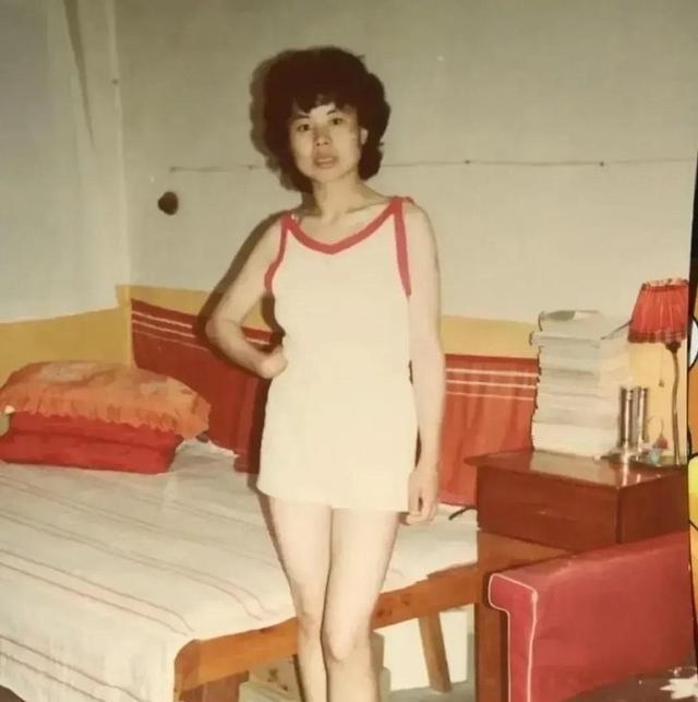 1987年，辽宁抚顺毛纺厂。财务会计赵曼曼下班后，在员工宿舍冲完热水澡，穿着性感