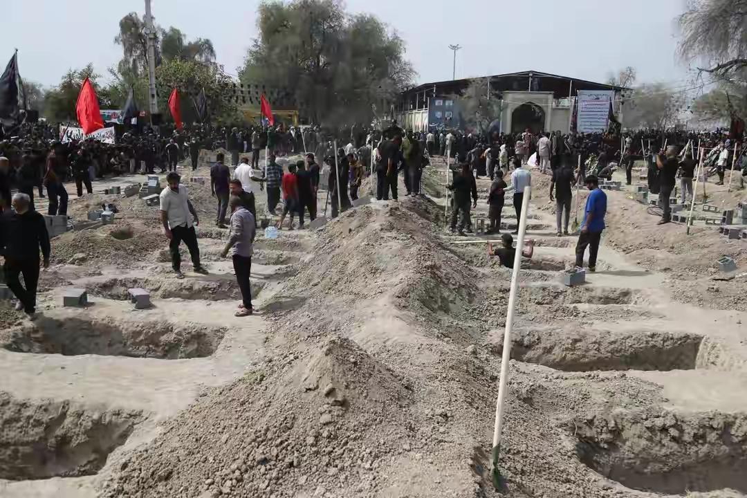 165 名孩子集体出殡！伊朗这场葬礼，让全世界沉默落泪