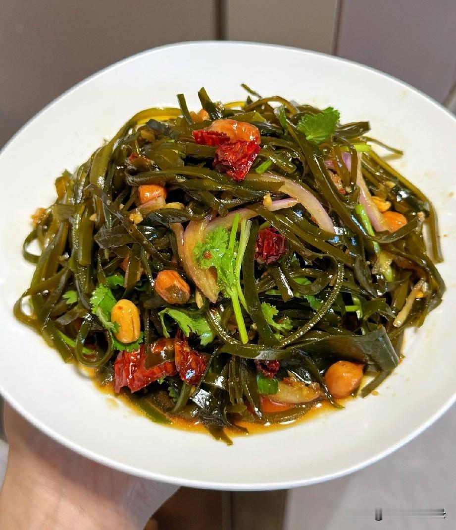 干海带丝提前泡发，反复淘洗去除杂质与咸味，沸水简单焯烫后捞出，立刻过凉水，锁住脆