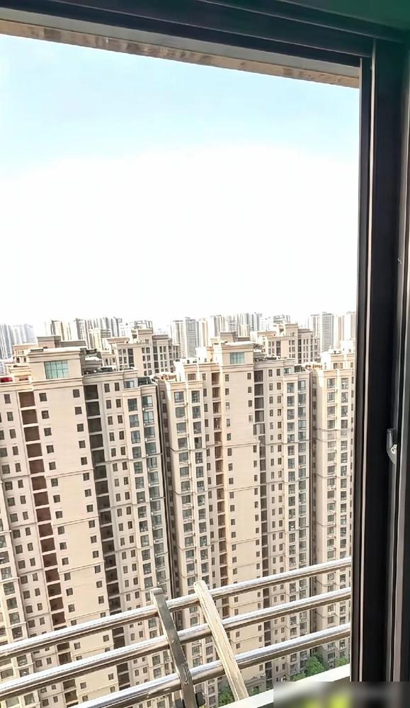 前两年我妈刚退休那会，为了等每年的养老金普涨到账，天天抱着手机刷本地人社的公众号