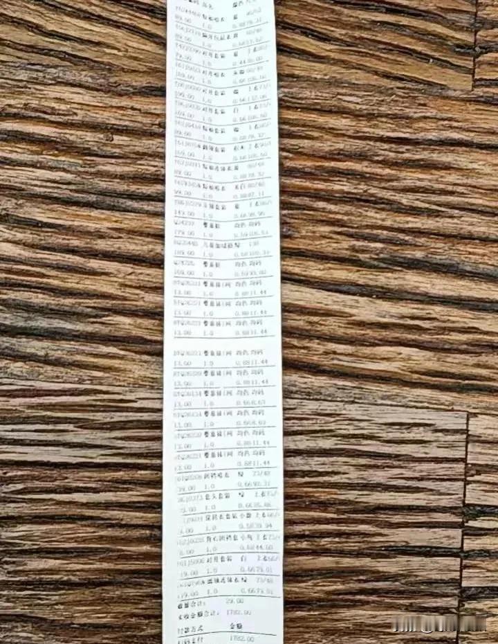 昨天店长还接了一个老外，朋友领着。卖了三十多件衣服，消费一千七百多，我感觉推的尺