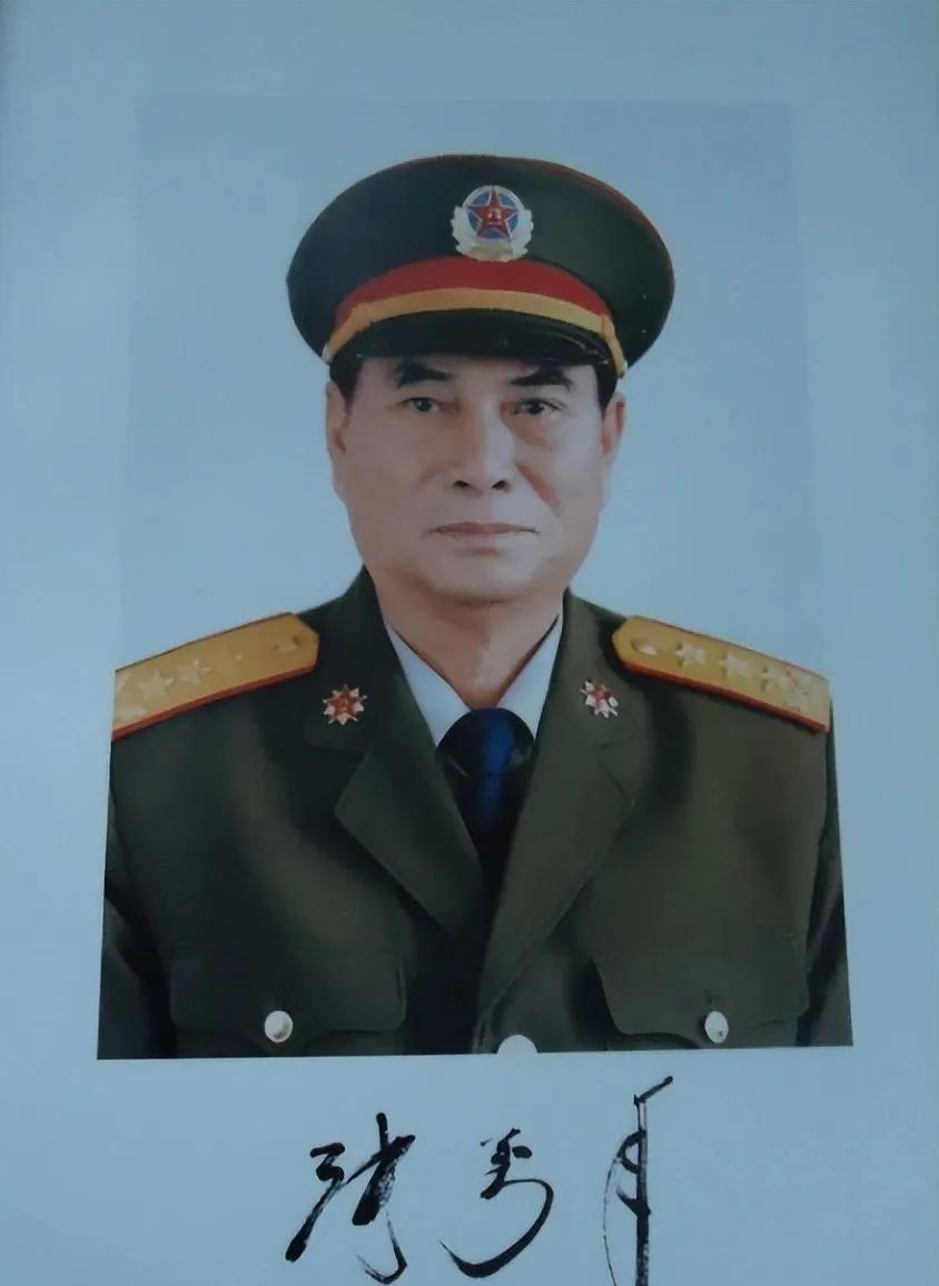 1996年，山西某部队食堂。一位干部喝得醉醺醺，当着中央军委副主席张万年的面，讲