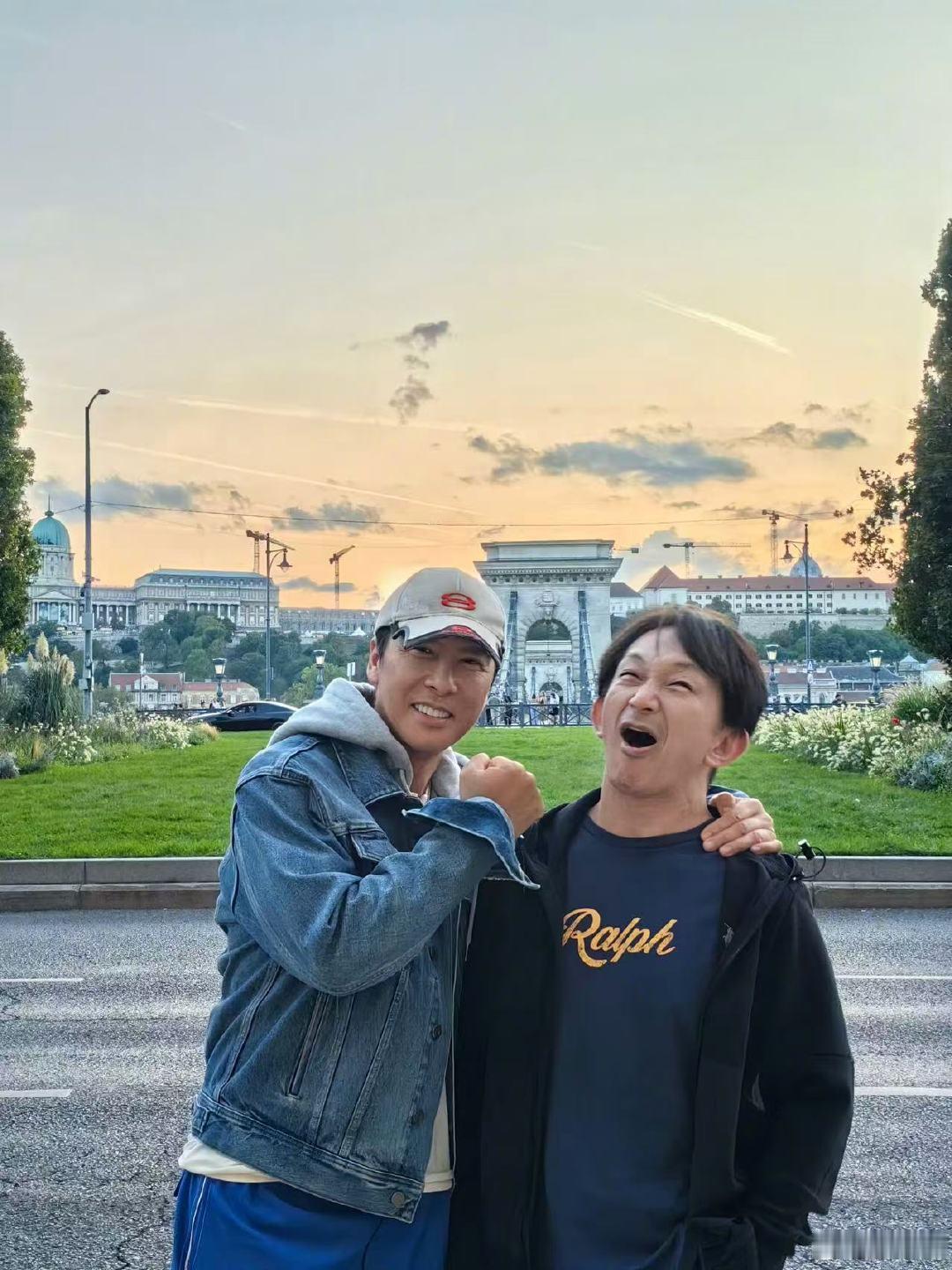 杨丽萍甄子丹争相收藏一只鸡 浙江卫视银龄春晚杨丽萍抢先带走第一只，甄子丹立刻拿下