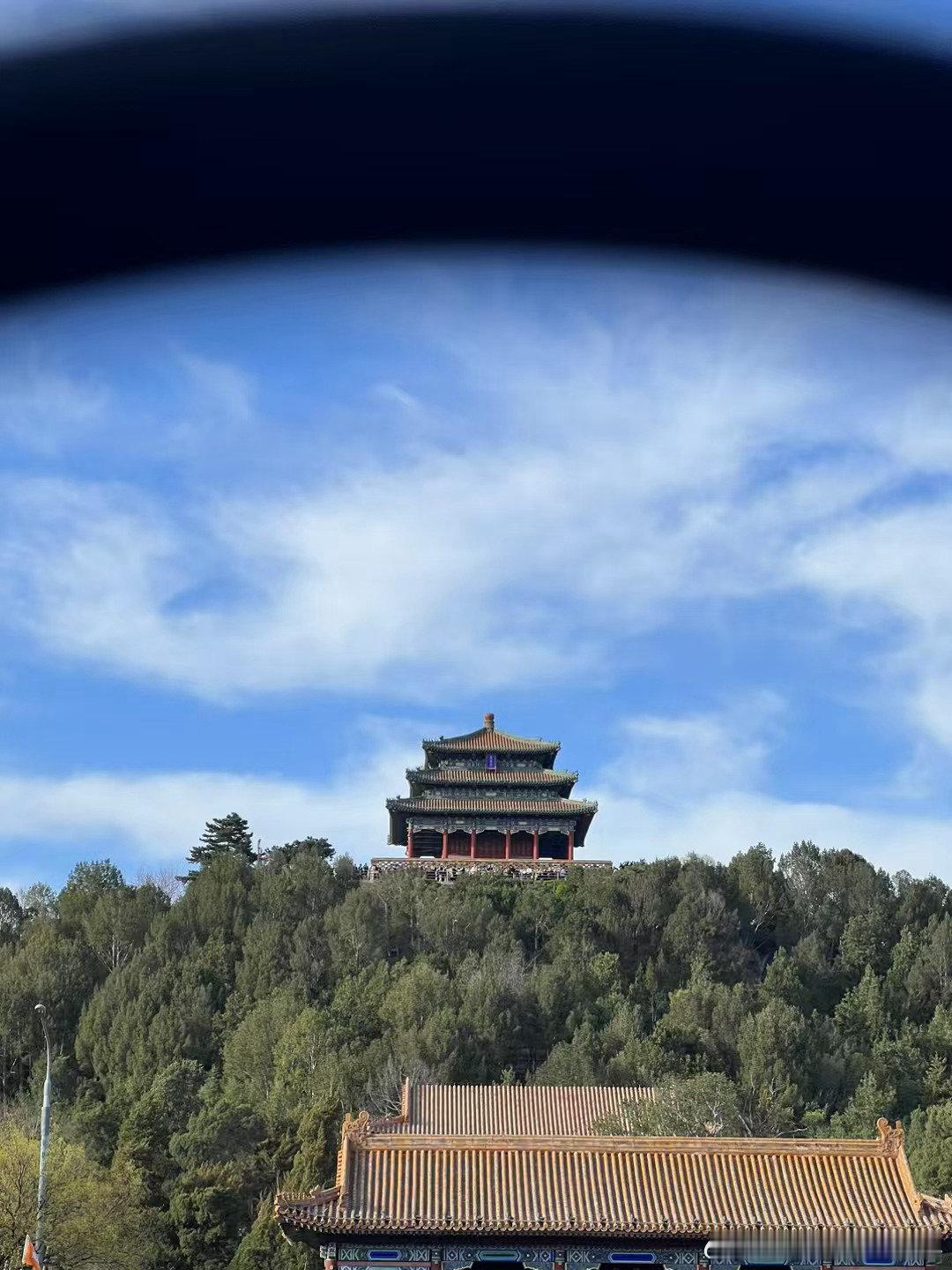 被中式美学治愈的瞬间不是所有中式都在一处，但治愈感却如出一辙。北京景山公园的红墙