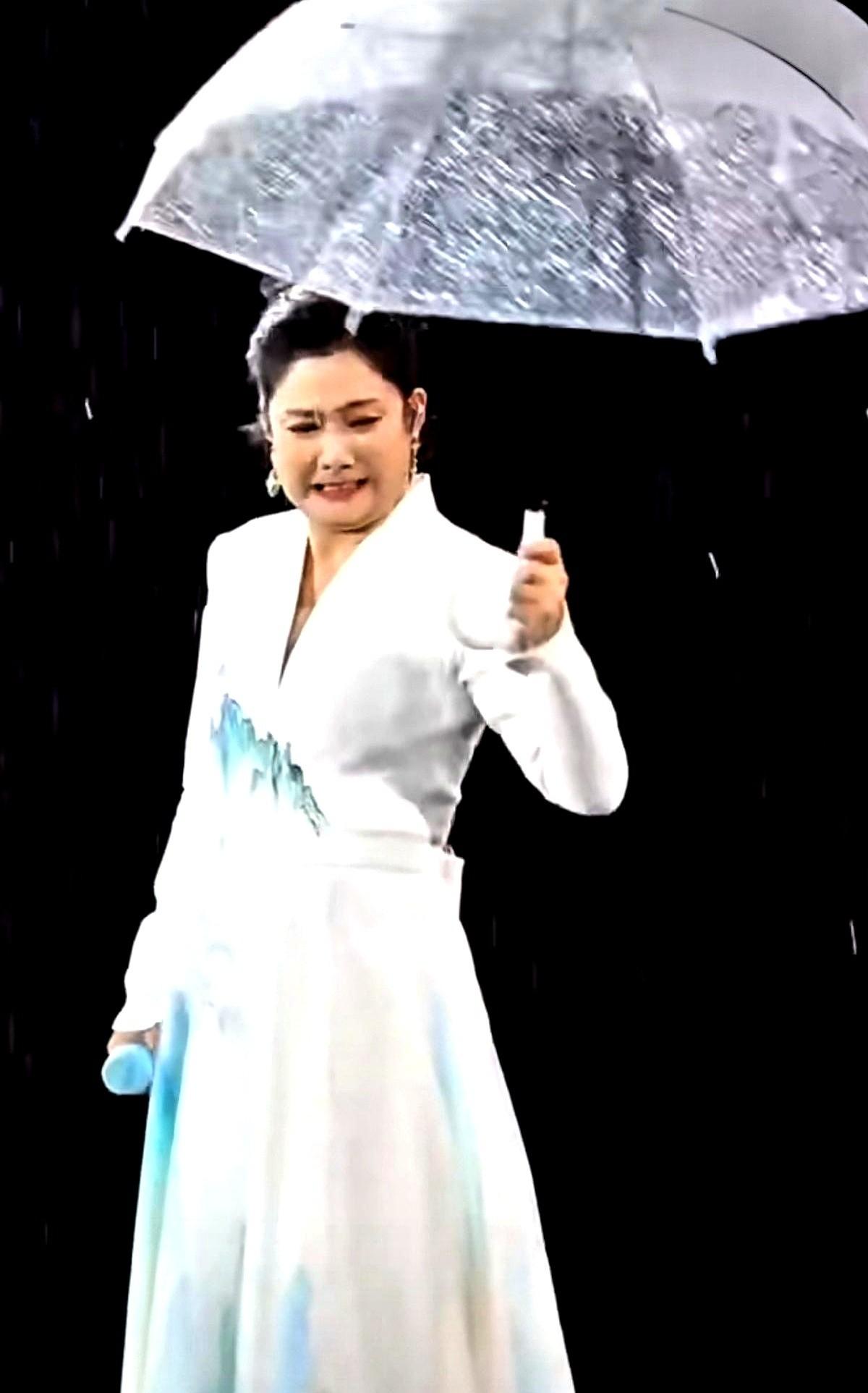 凤凰传奇演唱会那个扔伞的名场面，最绝的不是曾毅。
是他把伞扔出去之后，镜头切给玲