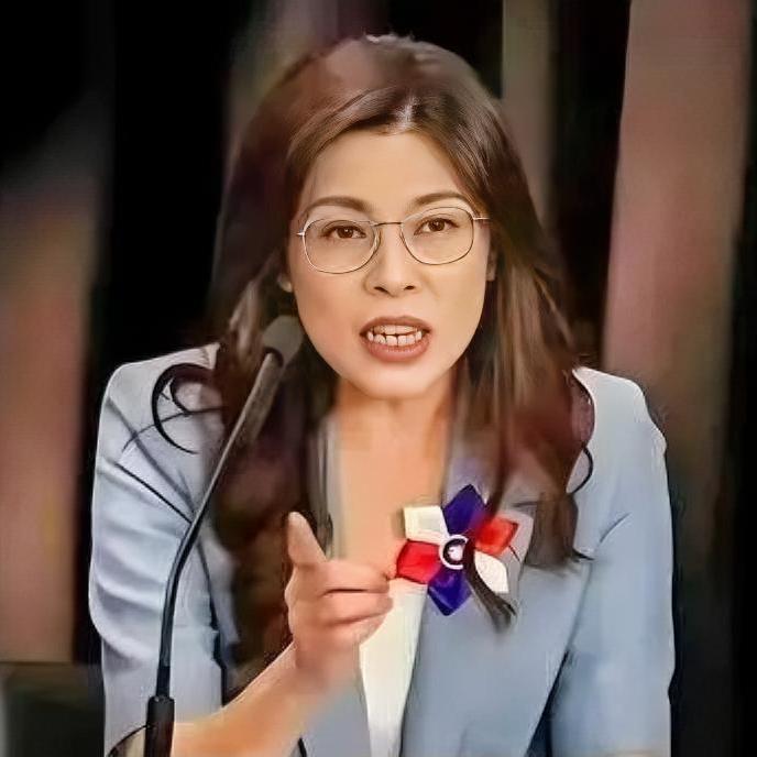 堂堂国民党主席郑丽文站在千百人聚集的宴席聚光灯下，突然指着自己大声宣告：“我父亲