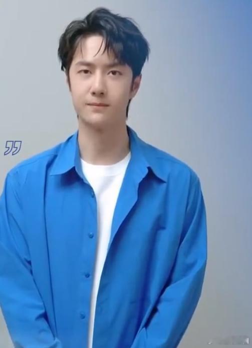 #王一博清新蓝色衬衫##王一博清爽白T搭衬衫# ​​​王一博的穿搭总是那么有品味