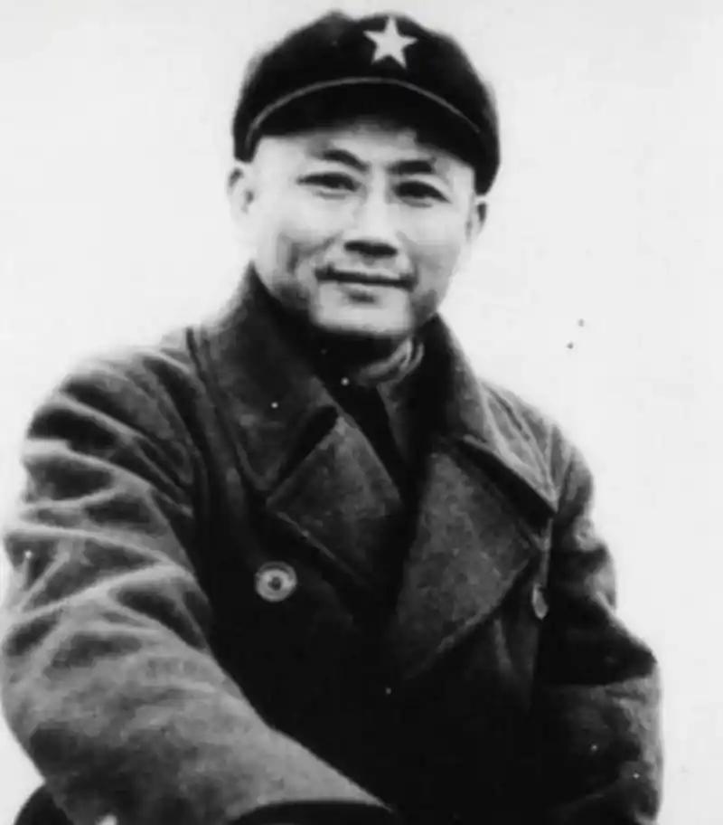 一名军区政委在1949年返乡，想为母亲报仇。毛主席对此心知肚明，大手一挥：“把4