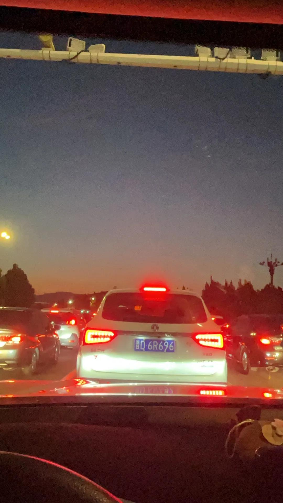 路上在堵也要回家，因为有人在家给你做饭#秋日生活打卡季##返程第五天# #爆料#