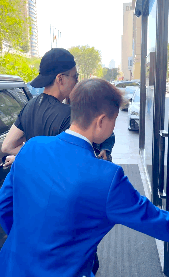 陈伟霆[超话]  腰精啊～～[憧憬][憧憬][憧憬]cr:wb 单狐菟丝 ​​​