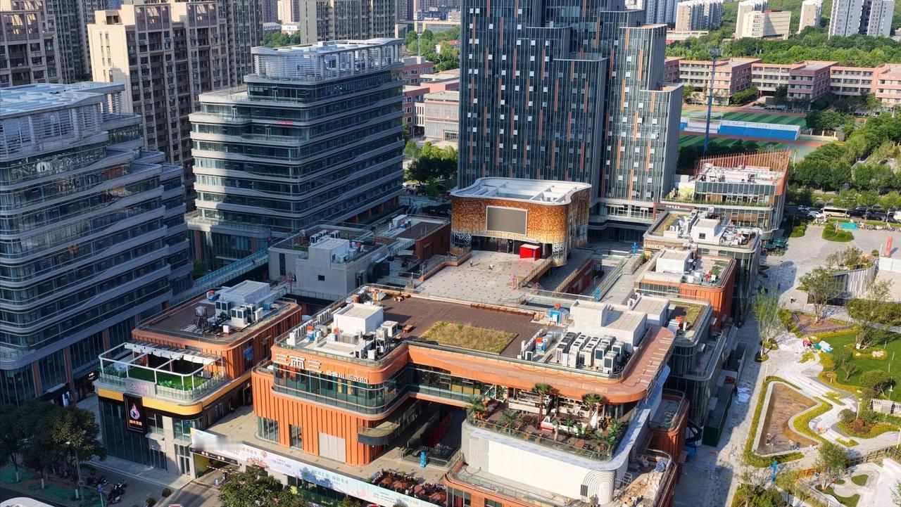 近日，作为济南首个公园式商业街区，位于CBD核心区位地绿地国金天地项目迎来新进展