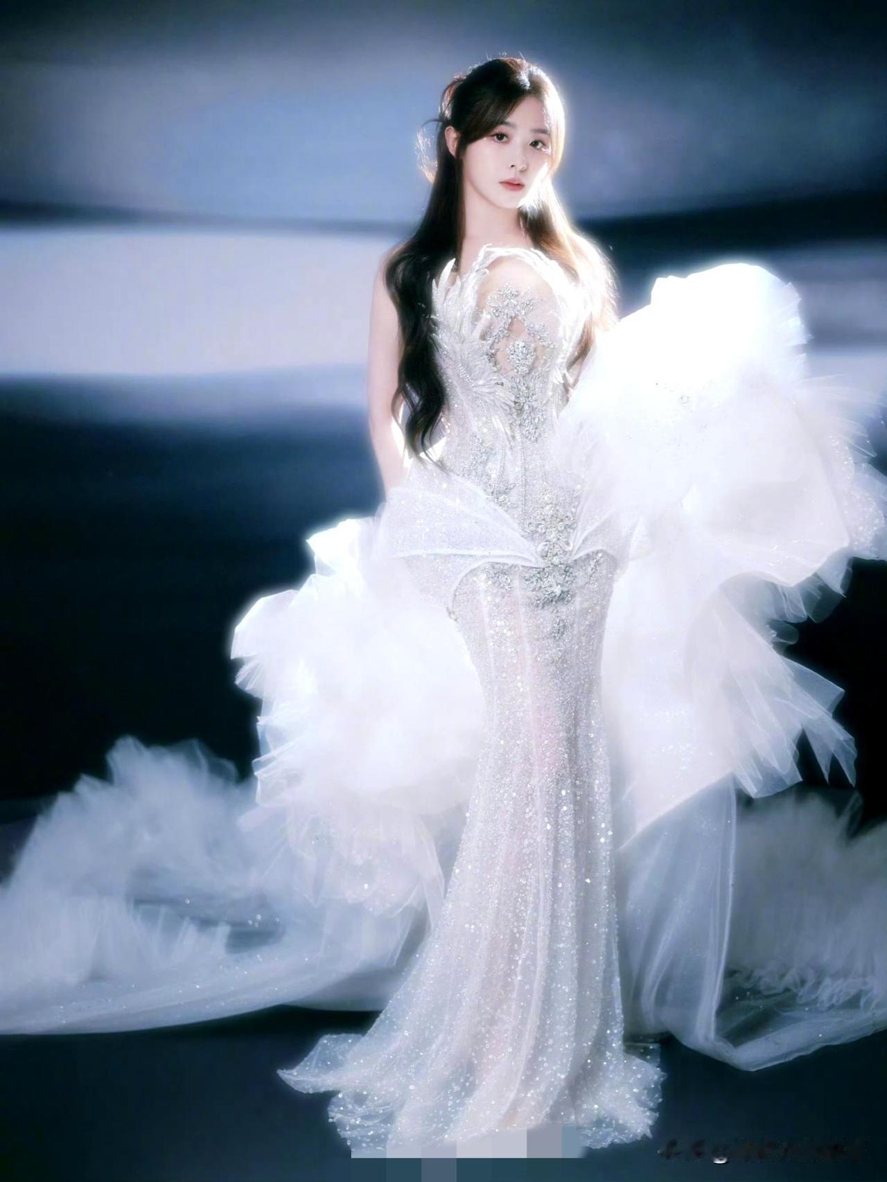 张含韵把成都演唱会穿成了“反差秀场”：白裙缀满碎钻像裹了层月光，薄纱裙摆扬起时是