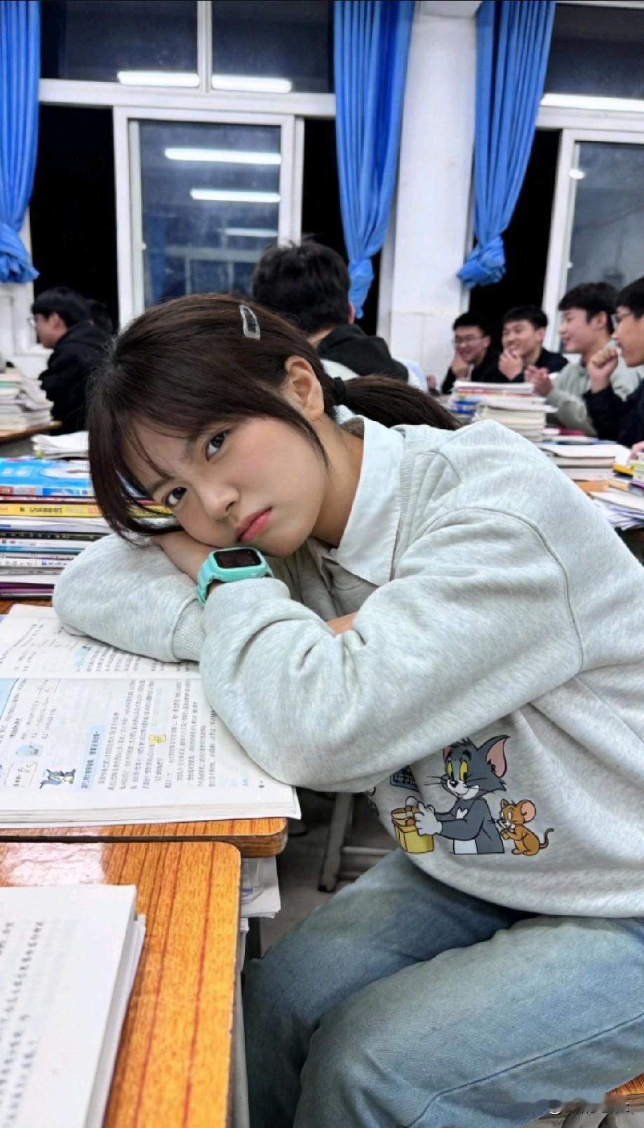 高中退休老教师说：
“到了高中，但凡自己有预习意识的学生，至少是优等生。不管你是