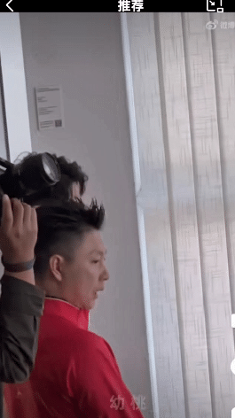 旁边是李小双吗？他退役挺久了吧，侧面居然还是能打的 