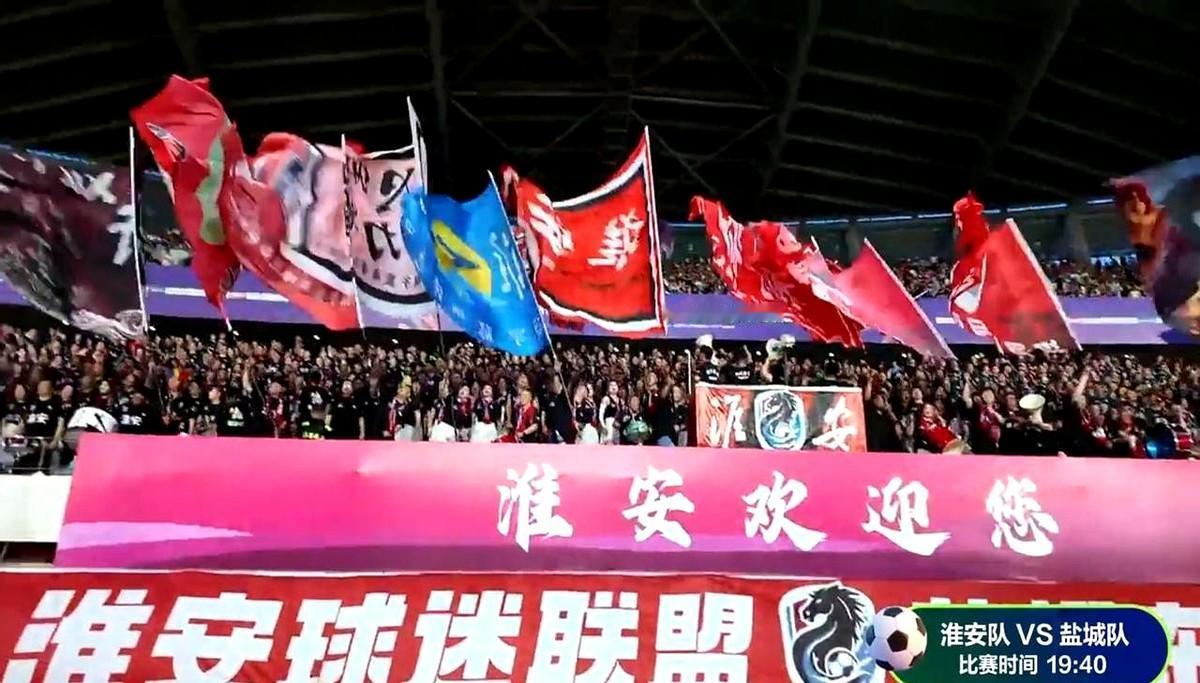 裁判哨响，点球！全场欢呼！VAR介入，取消。几分钟后，哨又响了，对手点球！VAR