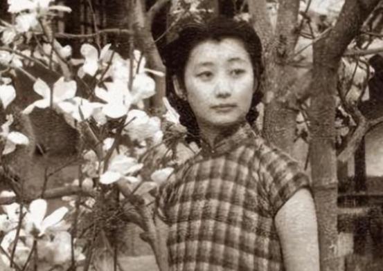 1926年，北京饭店，22岁的唐怡莹趁丈夫不在，与25岁的张学良发生了关系。
 