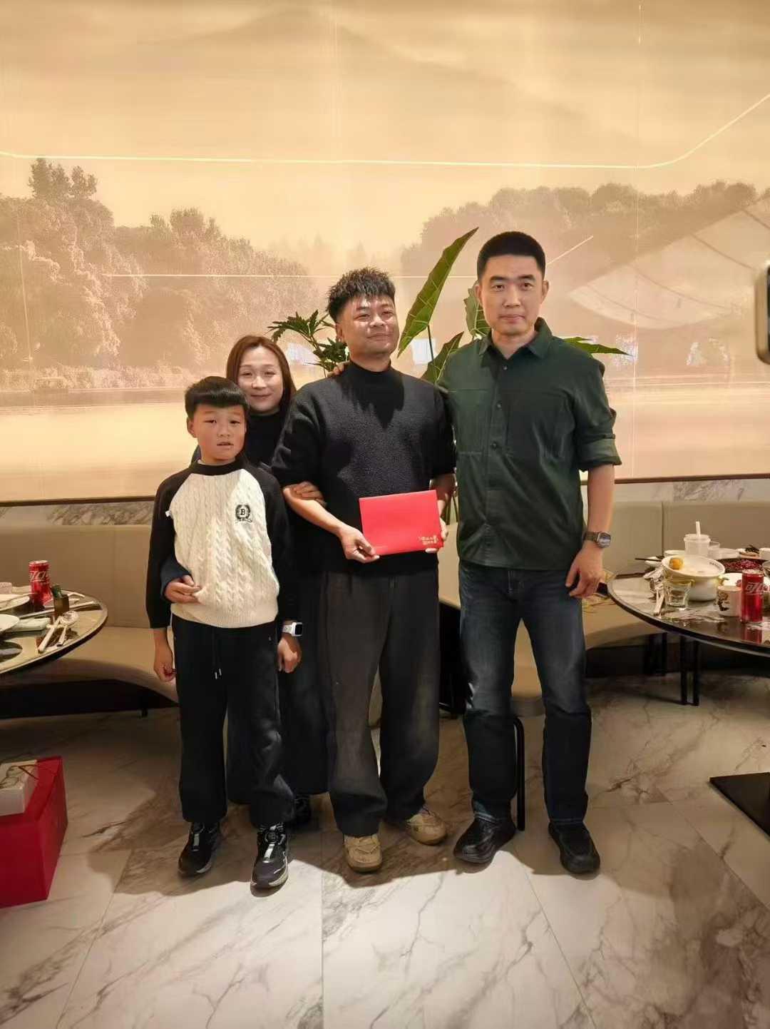 李想的理想这波广告做的可以。
给救人的免费置换车。