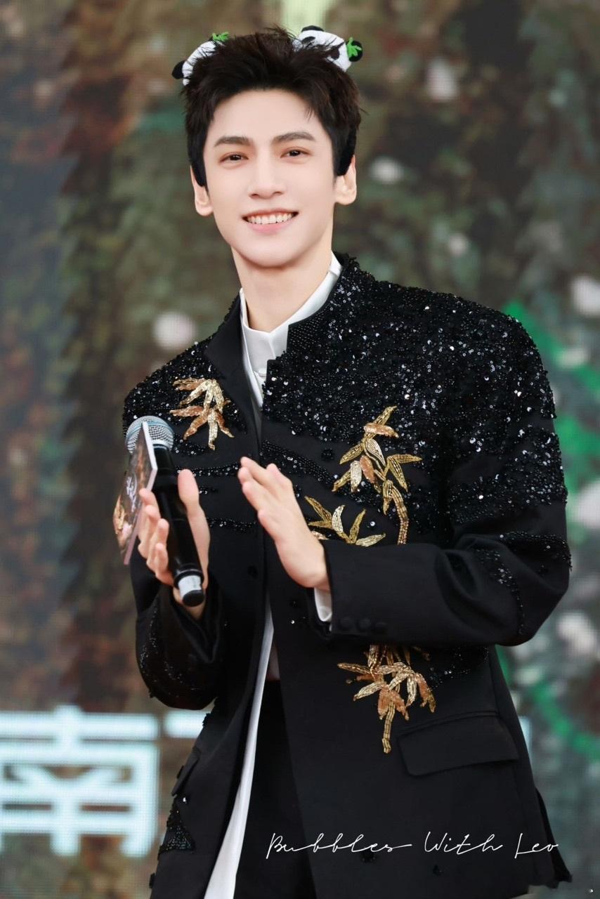 罗云熙戴熊猫发箍饭撒水龙吟 看到罗云熙戴着熊猫发箍，瞬间觉得整个世界都温暖了！《