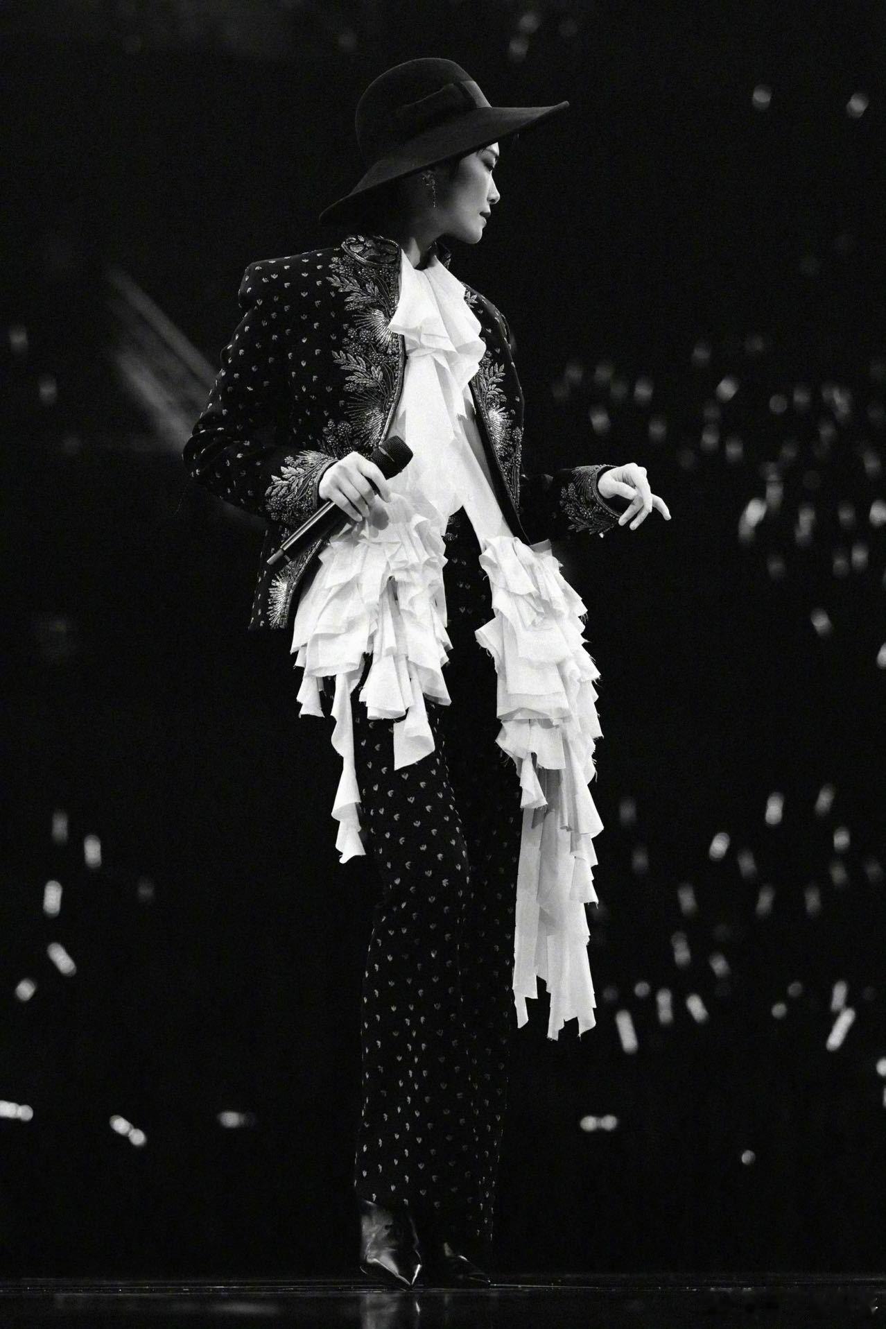 李宇春杭州演唱会后劲有多大 杭州演唱会氛围太绝了！春春站在舞台上开口的瞬间，全场