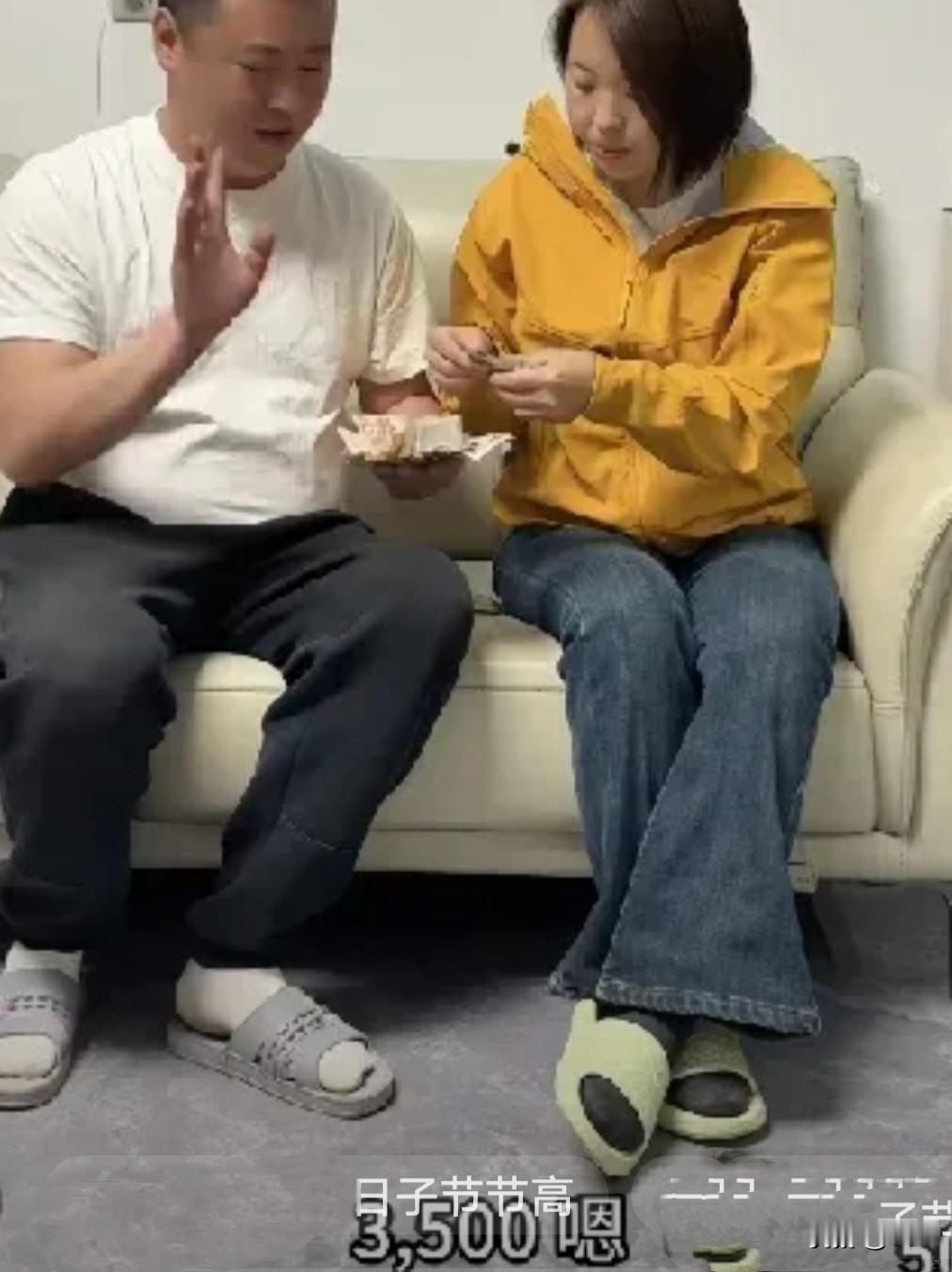 小陈赶大集处理直播样品衣服，一天就挣3500元，这赚钱能力太让人惊叹了。这可是普