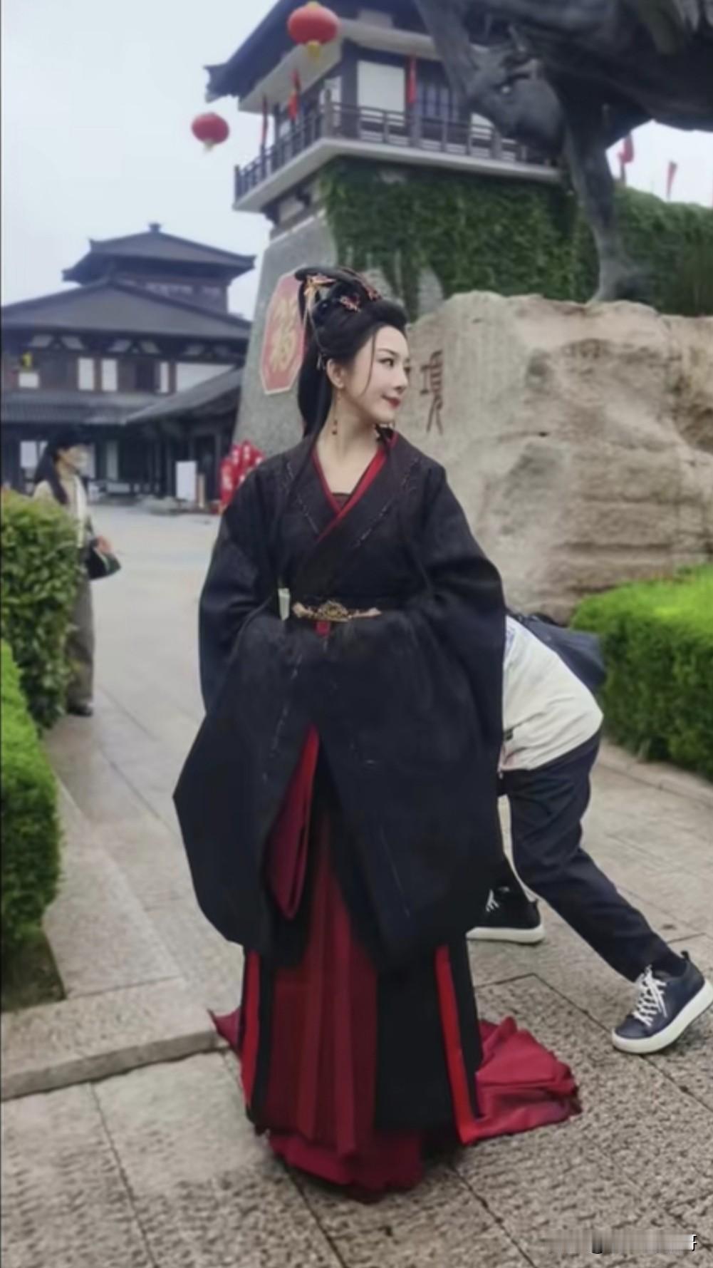 我一直在想一个问题，有没有人知道李依晓这次去宿迁，为什么要跟项羽雕塑合影，为什么