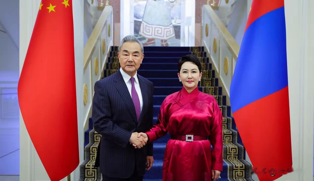 中国和蒙古国谈妥了。6月13日，蒙古国总统呼日勒苏赫在乌兰巴托会见中国外交部长王