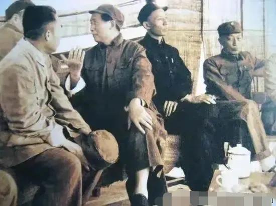 🙏请停留几秒，为伟人点个赞送朵花💐
《赞毛主席》
遵义会议的曙光，
1935