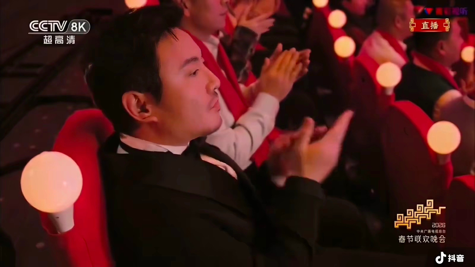 春晚最可乐的一幕是沈腾瞟镜头在满是机器和AI的舞台上这一瞟，人味太重了。 