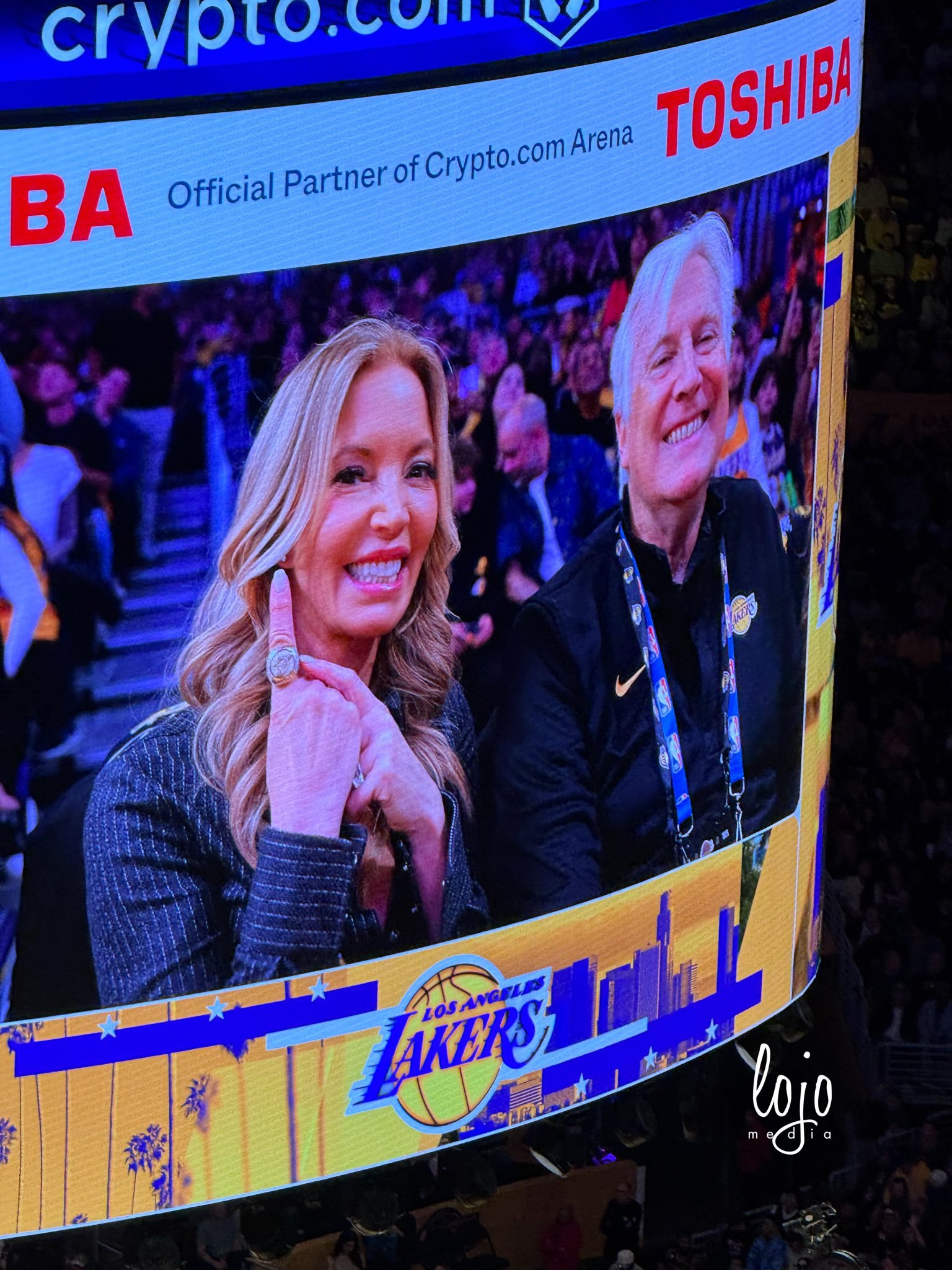 湖人新老板马克·沃尔特和珍妮·巴斯在大屏幕上亮相。勇士vs湖人NBA新赛季揭幕N