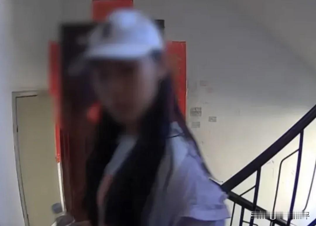 女孩顺走他人挂在门上奶茶事件，原本私底下道歉就解决了的，为何现在反而越闹越大，男
