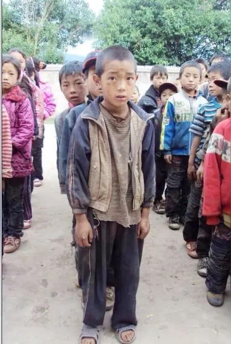 看哭全网！9岁男孩每天偷偷把肉打包带回去。老师发现后问他为什么不吃？没想到孩子说