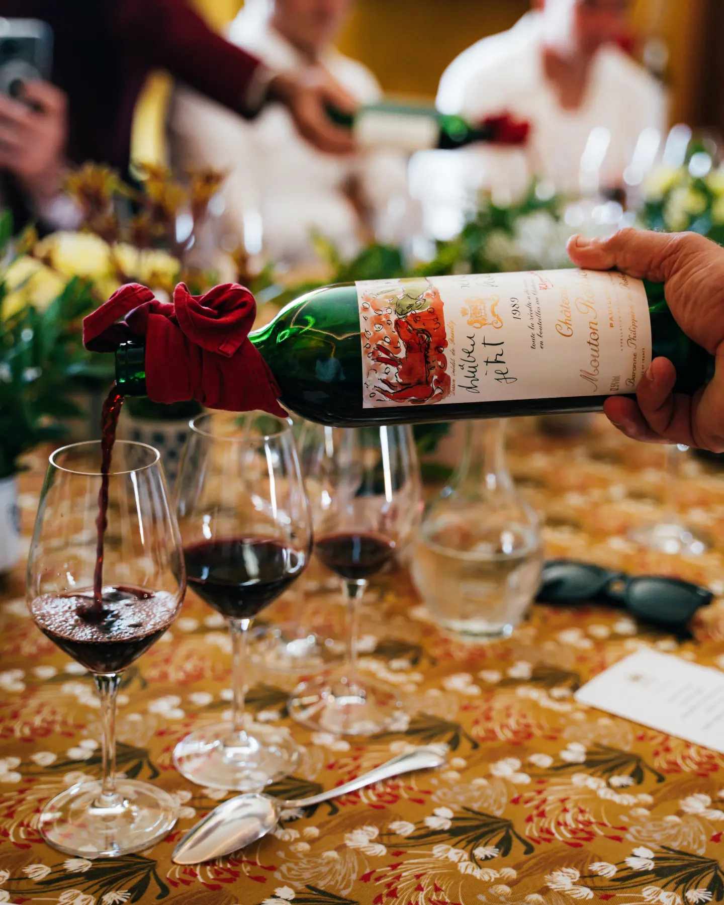巴特勒去波尔多的木桐酒庄呷醋酒了🍷联合庄主朱利安·罗斯柴尔德亲自作陪（这个姓感