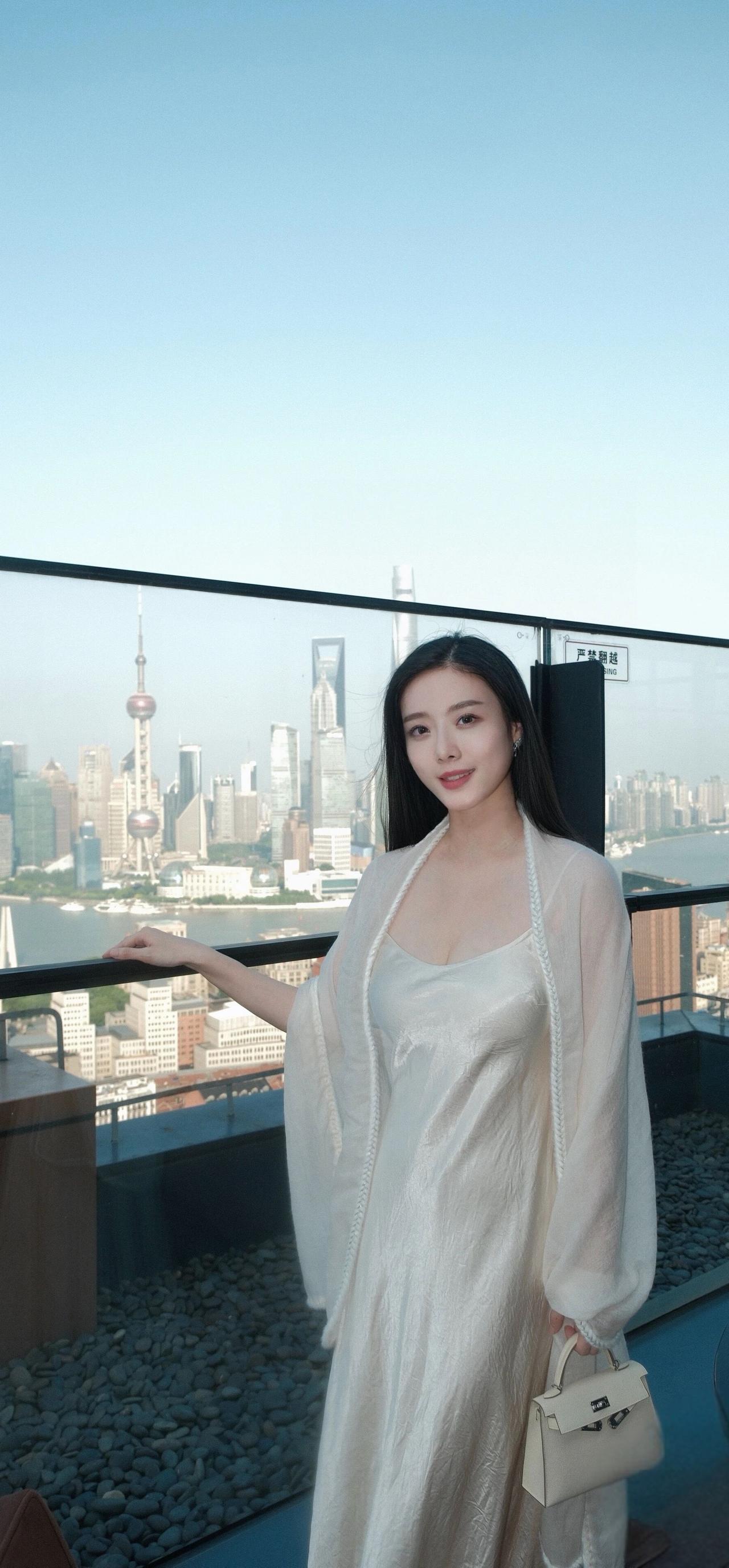 端庄大气的朋友相聚[比心]
端庄大气